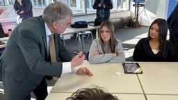 Schülerinnen schaut auf ihr Tablet
