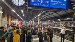 Überfülltes Gleis am Bonner Hauptbahnhof  