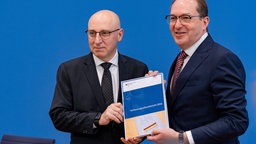 Alexander Dobrindt (r.) und Sinan Selen bei der Vorstellung des Verfassungsschutzberichtes 2024