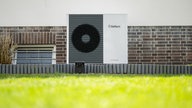 Wärmepumpe vor einem Einfamilienhaus
