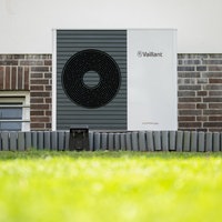 Wärmepumpe vor einem Einfamilienhaus