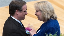 Armin Laschet (CDU) nimmt die Glückwünsche seiner Amtsvorgängerin Hannelore Kraft (SPD) entgegen