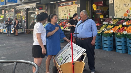 Abdulkader Mohamed  vor arabischem Supermarkt