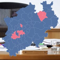 Montage: NRW-Karte vor Bild eines Bürostuhls