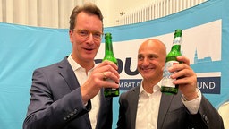 Alexander Kalouti und Hendrik Wüst (CDU) stoßen an.