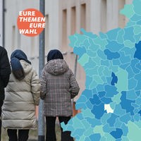 Montage: Menschen gehen über das Gelände einer Zentralen Erstaufnahmeeinrichtung für Asylbewerber, NRW-Karte