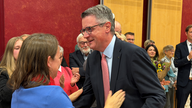 Janine Köster gratuliert ihrem Gegenkandidat Tim Grüttemeier zum Sieg