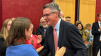 Janine Köster gratuliert ihrem Gegenkandidat Tim Grüttemeier zum Sieg