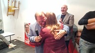 Krefelds OB Frank Meyer umarmt die Krefelder SPD-Parteivorsitzende Stella Rütten