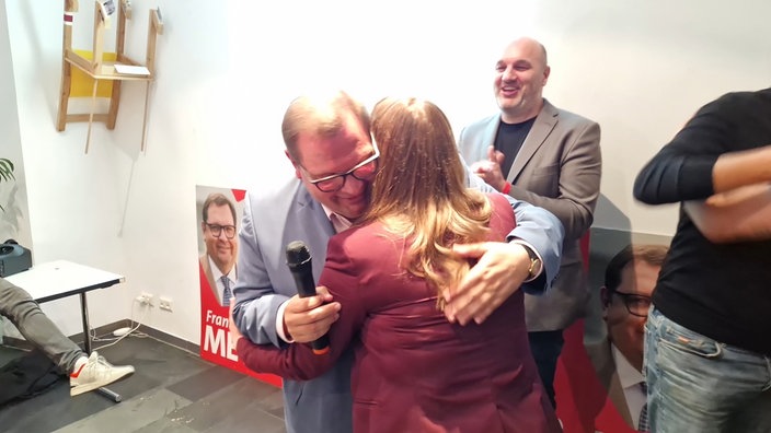 Krefelds OB Frank Meyer umarmt die Krefelder SPD-Parteivorsitzende Stella Rütten