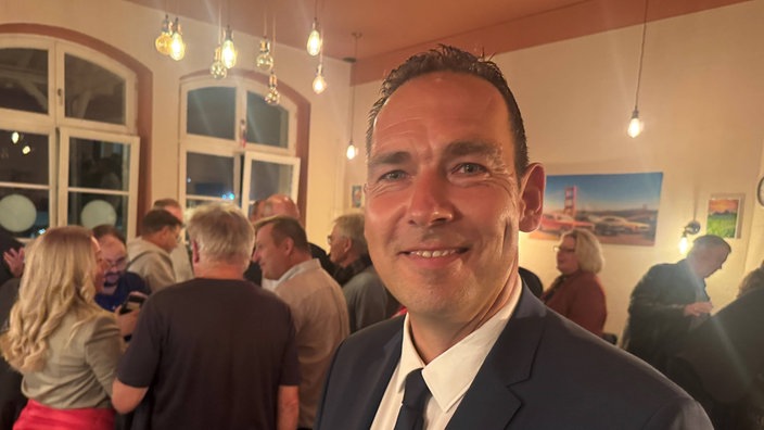 Das Bild zeigt Dion Steuer (CDU) nach seinem Wahlsieg in die Kamera lächelnd.