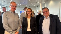 Die drei Landratskandidaten Thomas Küppers (Piratenpartei), Dr. Bettina Warnecke (CDU) und Rainer Hübinger (SPD) (v. Links nach Rechts) warten im Kreishaus auf Hochrechnungen