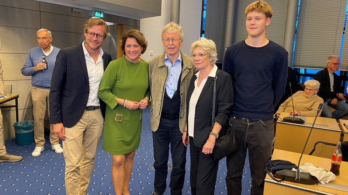 Neue Landrätin im Krei Neuss:Katharina Reinhold im Kreis der Familie und Patrteikollegen
