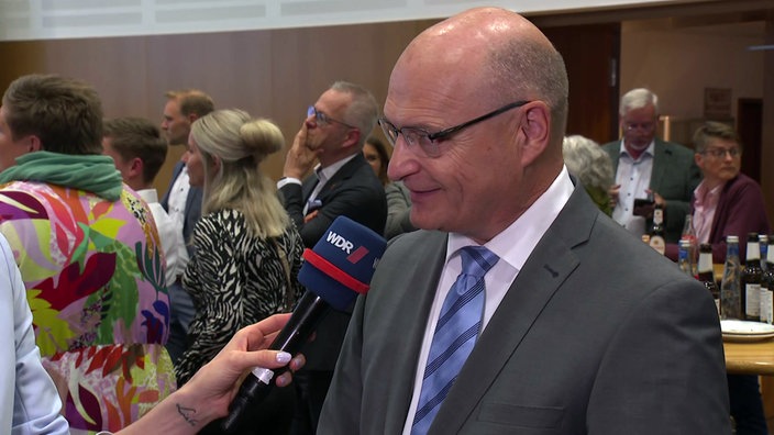 Martin Sommer spricht in ein Mikrofon 