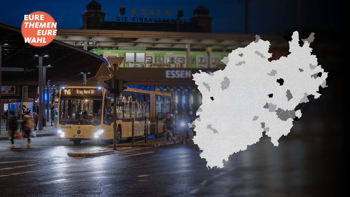 Ein Linienbus steht nachts an einer Bushaltestelle, im Vordergrung eine Karte mit den Gemeinde-Umrissen von NRW