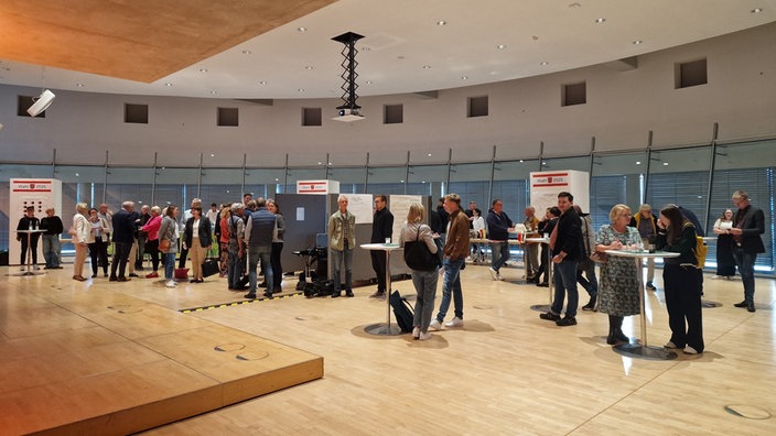 Wahllobby im Kreishaus in Gütersloh schon gut gefüllt.