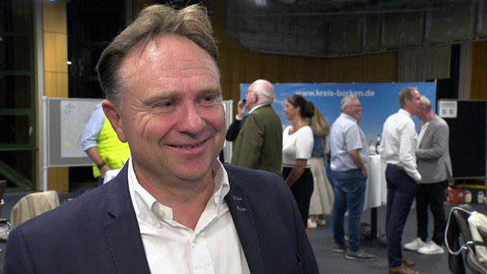 Landrat Zwicker schaut zuversichtlich 