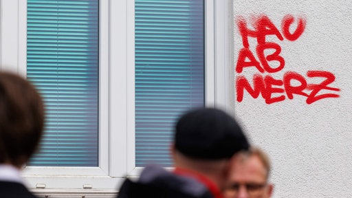 Wahlkampf der CDU mit Kanzlerkandidat Merz im Januar 2025 in Menden - Unbekannte sprühten "Haub ab Merz" an Schützenhaus 