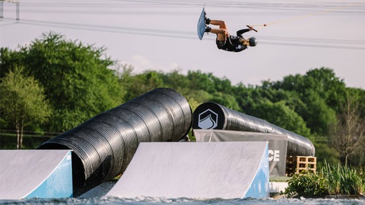 Wakeboarder fliegt kopfüber über ein Obstacle beim Wakeboard-Conest in Langenfeld 