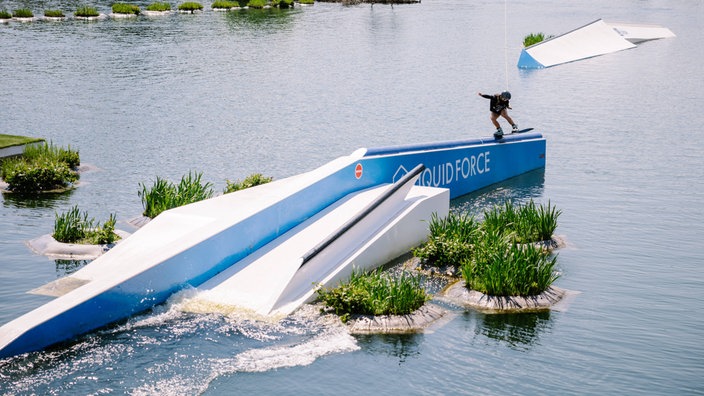 Wakeboarder rutscht übers Rail beim Wakeboard-Conest in Langenfeld 