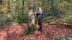 Lutz Jaschke, Sachgebietsleiter Großrauminventuren, Wald und Holz NRW, vermisst einen Baum