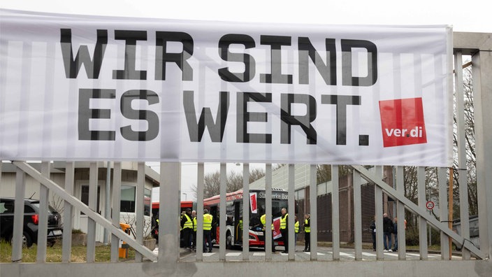Fahne mit der Aufschrift: "WIR SIND ES WERT" von der Gewerkschaft ver.di