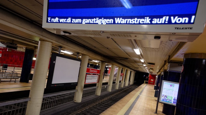 Auf der Anzeigetafel an der U-Bahnstation am Kölner Ebertplatz steht: "HEUTE ruft ver.di zum ganztägigen Warnstreik auf!"
