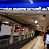 Auf der Anzeigetafel an der U-Bahnstation am Kölner Ebertplatz steht: "HEUTE ruft ver.di zum ganztägigen Warnstreik auf!"