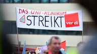 Mernschen halten Plakate zur Demonstration in die Höhe