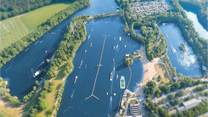 Das Wassersportzentrum Wasserski Langenfeld aus der Luft