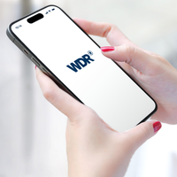 Eine Frau hat auf einem Smartphone die WDR aktuell App geöffnet.