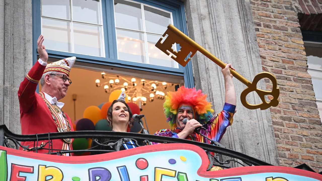 Prinz Markus, Bürgermeister Stephan Keller und Prinzessin Venezia auf dem Rathausbalkon in Düsseldorf