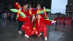 Jecken vor dem Kölner Dom