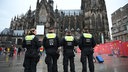 Polizisten vor dem Kölner Dom