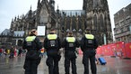 Polizisten vor dem Kölner Dom