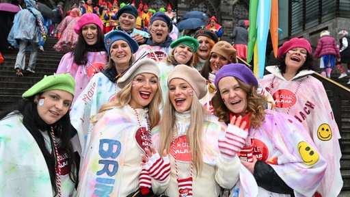 Frauengruppe vor dem Dom