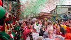 Konfettiregen um 11.11 Uhr auf dem Alter Markt in Köln