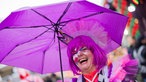 Jeckin feiert mit passendem Regenschirm auf dem Alter Markt Weiberfastnacht