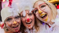 Jeckinnen feiern auf dem Alter Markt Weiberfastnacht