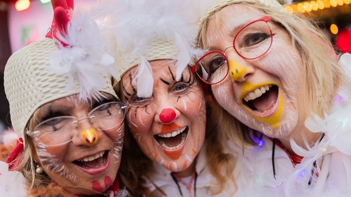 Jeckinnen feiern auf dem Alter Markt Weiberfastnacht