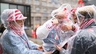 Karnevalisten bei Regen in Köln 