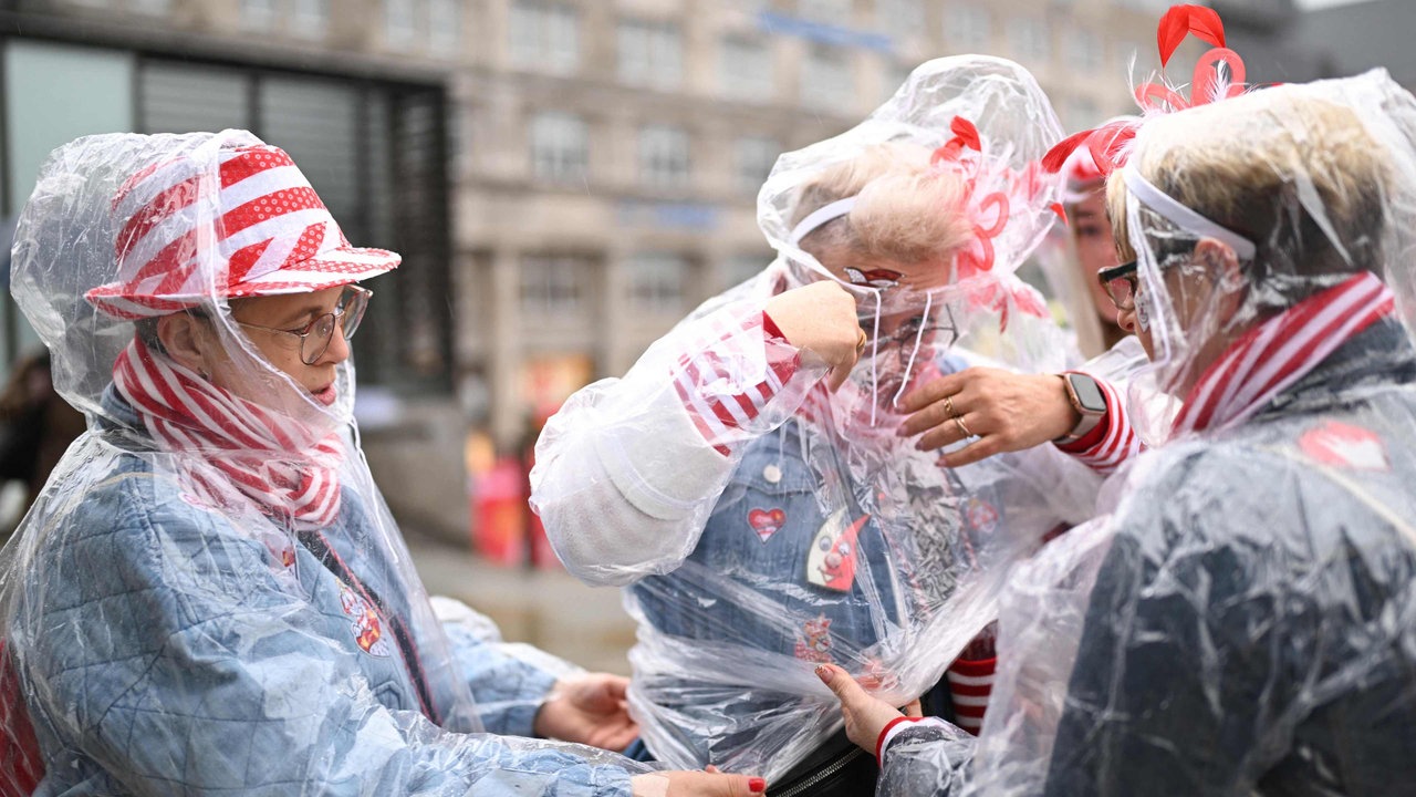Karnevalisten bei Regen in Köln 