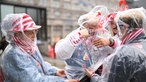 Karnevalisten bei Regen in Köln 
