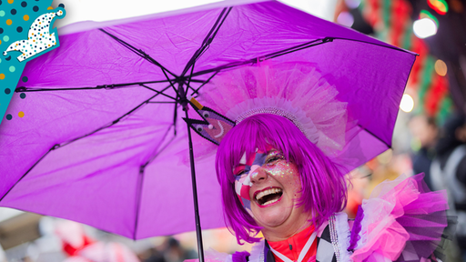 Karnevalistin bei Regen in Köln