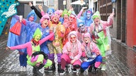 Karneval Kostüme 2026: Frauengruppe in regensicheren Kostümen