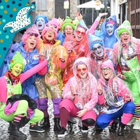 Karneval Kostüme 2026: Frauengruppe in regensicheren Kostümen