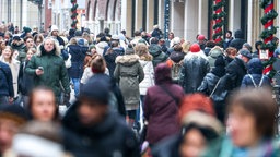 Viele Menschen in einer Innenstadt zur Weihnachtszeit