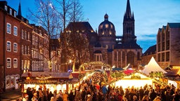 Ein Weihnachtsmarkt ist vor dem Aachener Dom aufgebaut