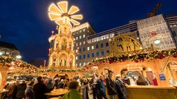 Besucher vor einer großen Weihnachtspyramide auf dem Dr. Ruer-Platz in Bochum