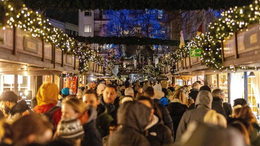 Besucher des Weihnachtsmarktes am Heumarkt in Köln